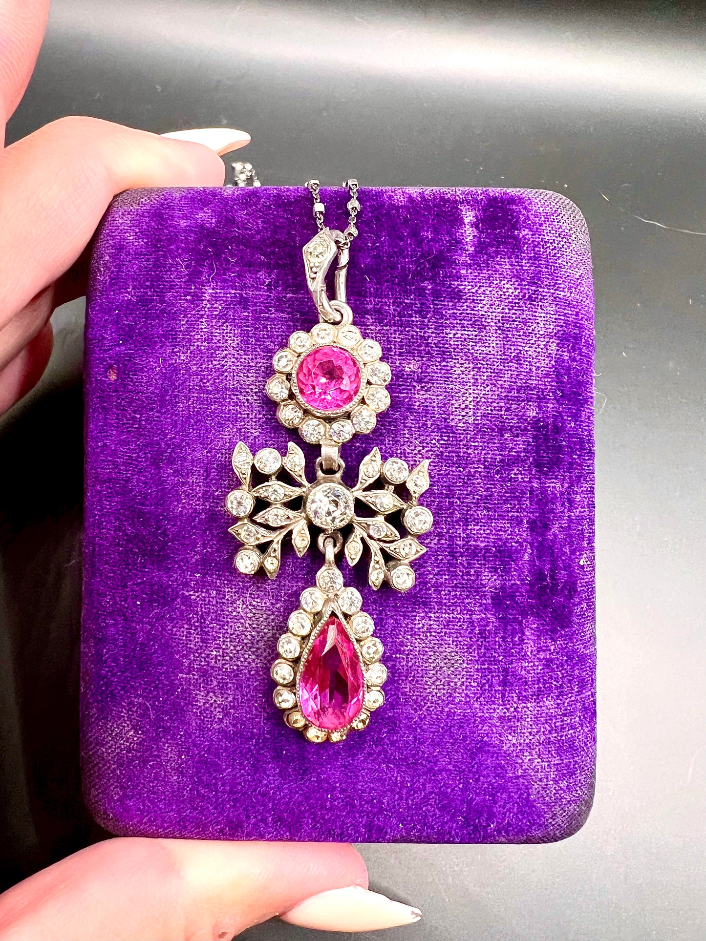 Georgian era (1714-1837) pink and white paste pendant