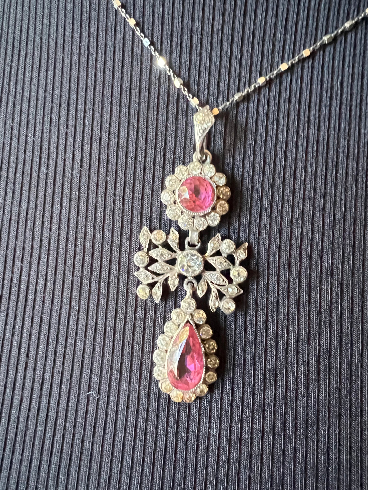 Georgian era (1714-1837) pink and white paste pendant