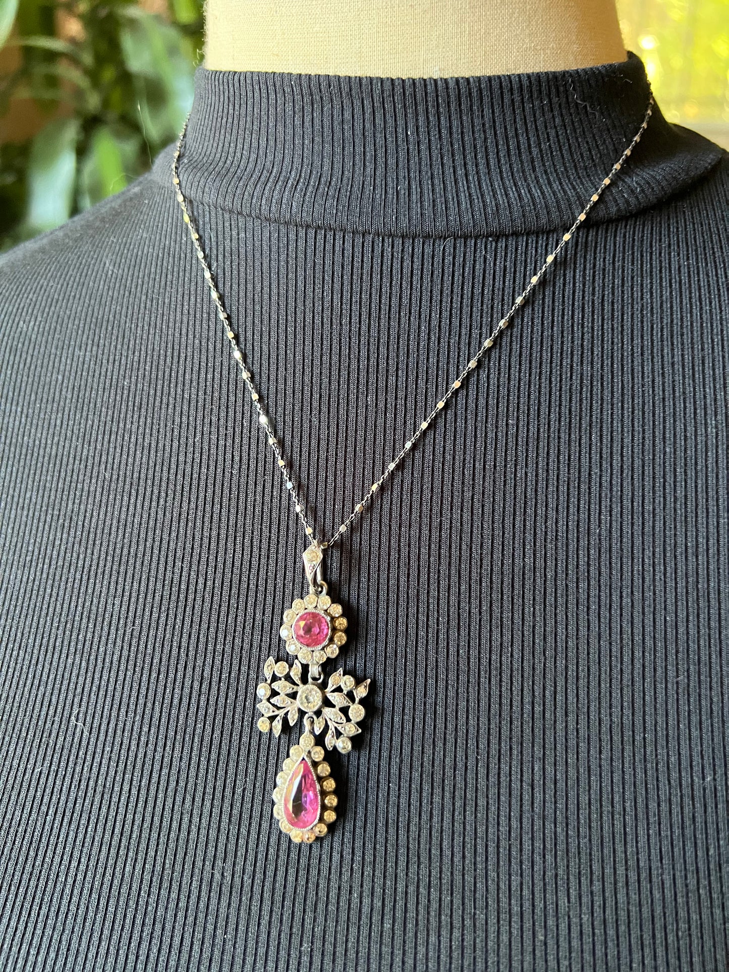 Georgian era (1714-1837) pink and white paste pendant